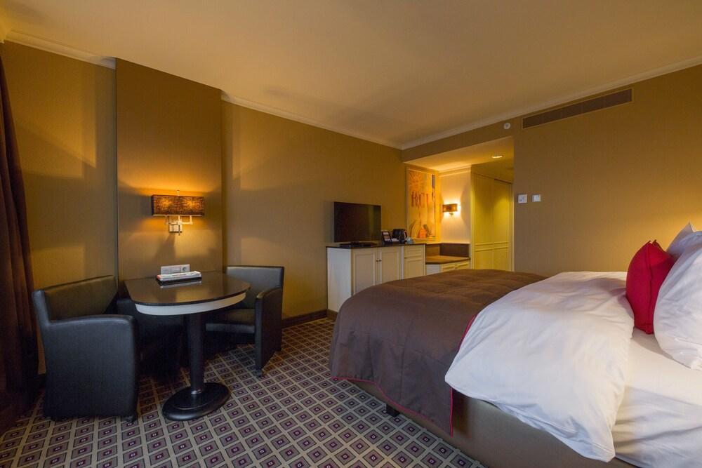 Grand Hotel Huis Ter Duin ノールトウェイク エクステリア 写真 A room at the hotel