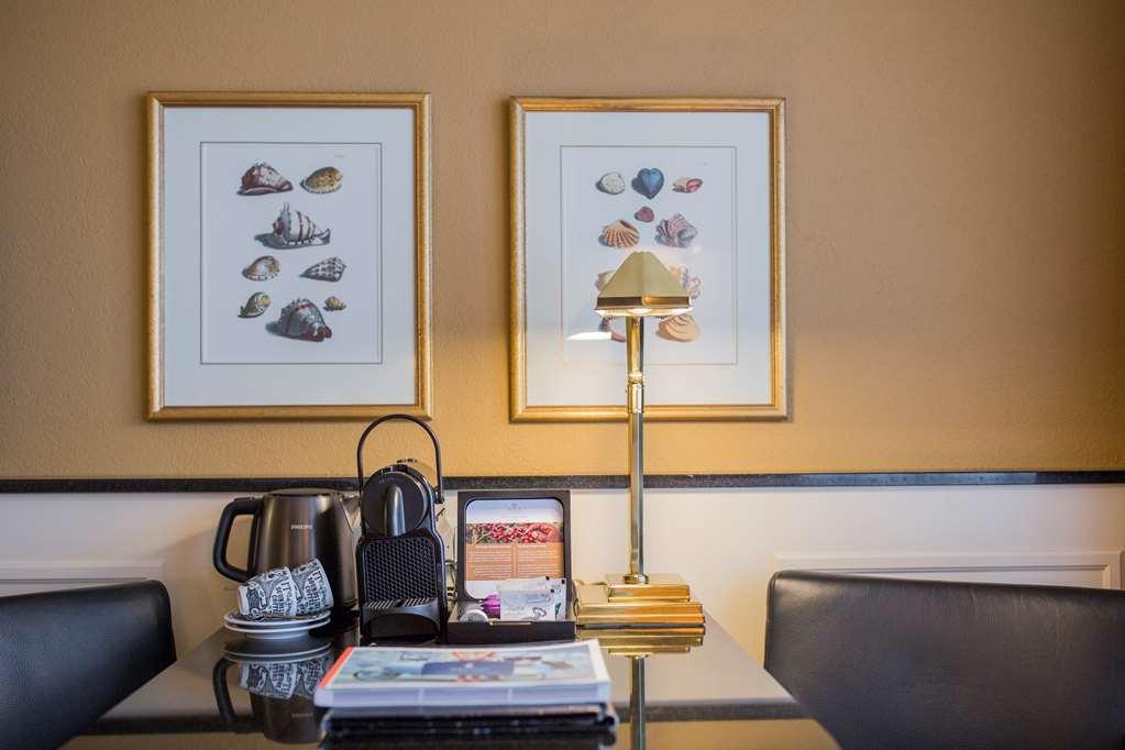 Grand Hotel Huis Ter Duin ノールトウェイク 部屋 写真 A Nespresso machine in a hotel room