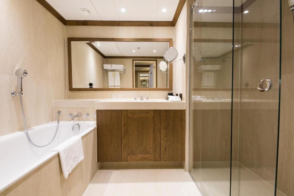 Grand Hotel Huis Ter Duin ノールトウェイク 部屋 写真 A bathroom in a hotel