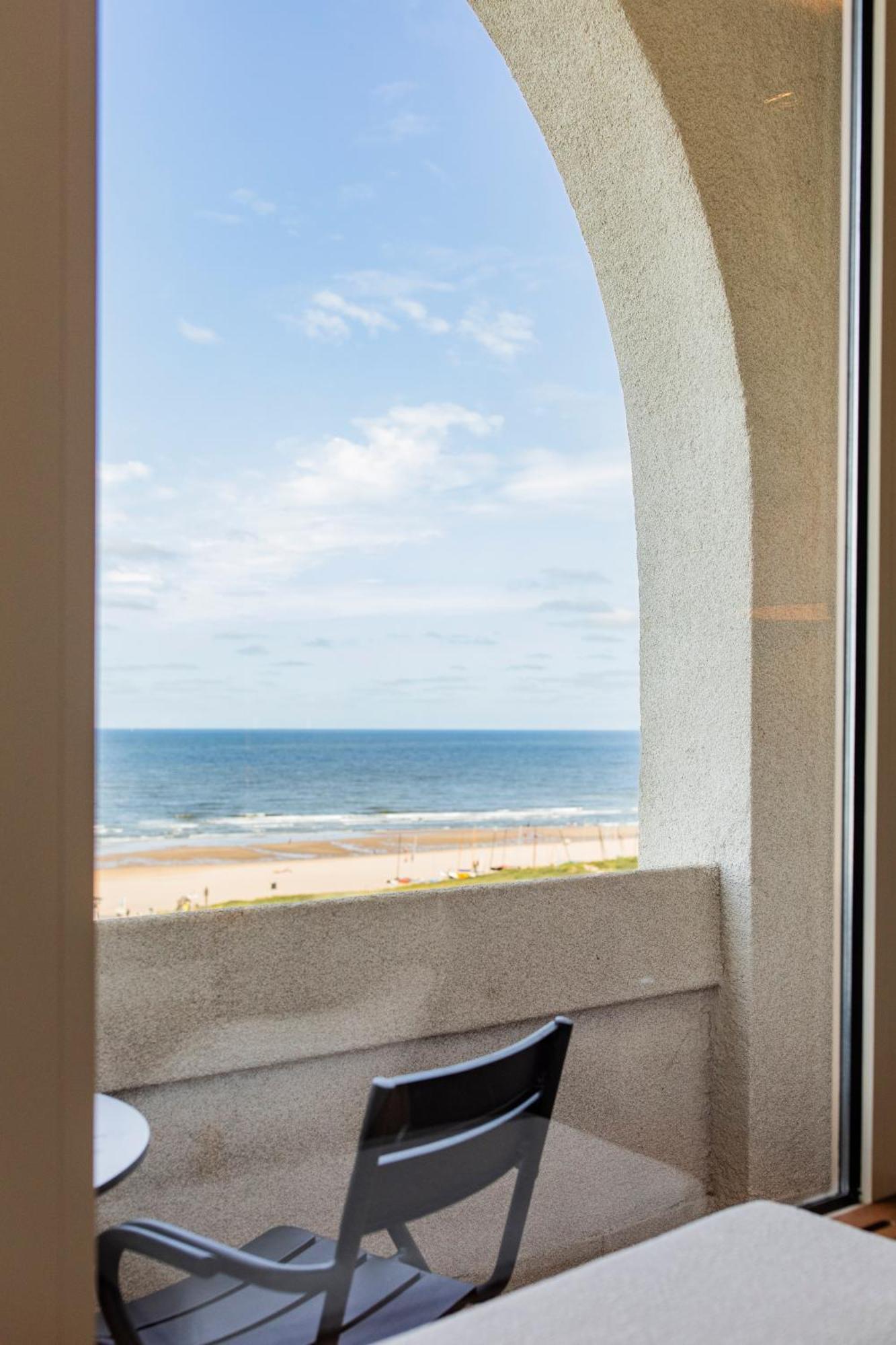 Grand Hotel Huis Ter Duin ノールトウェイク 部屋 写真 View of the Atlantic Ocean from a window at the Ocean Club