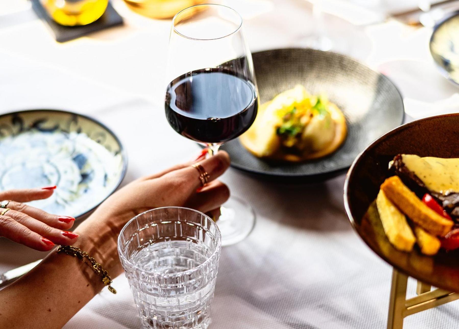 Grand Hotel Huis Ter Duin ノールトウェイク エクステリア 写真 A wine glass