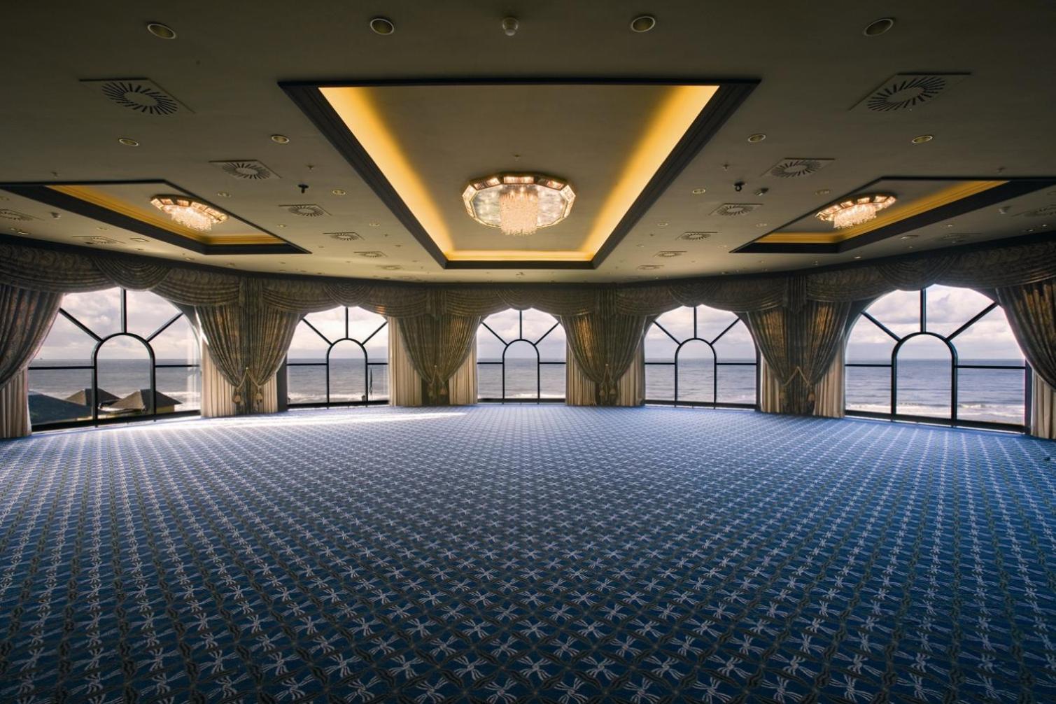 Grand Hotel Huis Ter Duin ノールトウェイク エクステリア 写真 The interior of the 100-metre-long (330 ft) ballroom