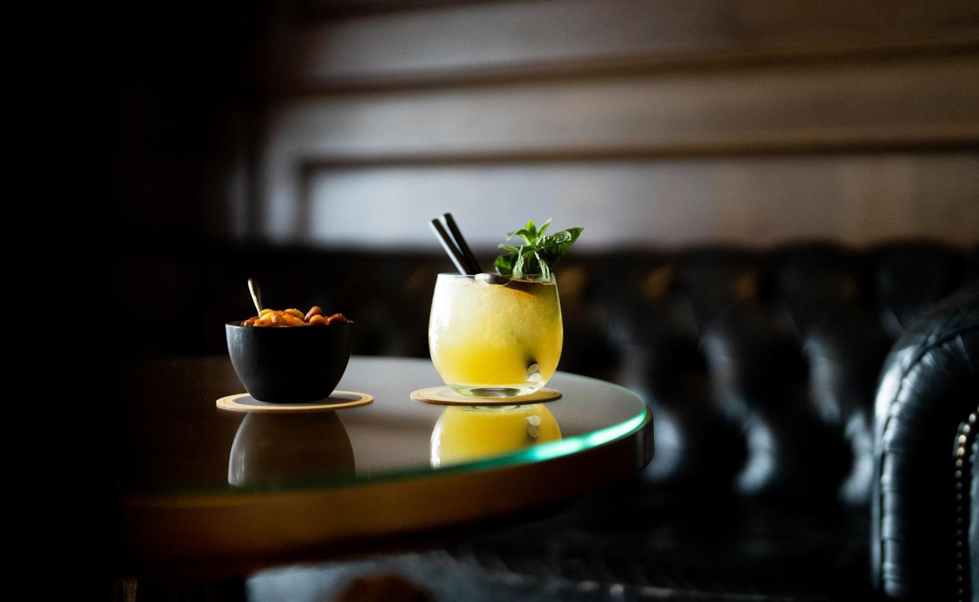 Grand Hotel Huis Ter Duin ノールトウェイク エクステリア 写真 A cocktail at the bar