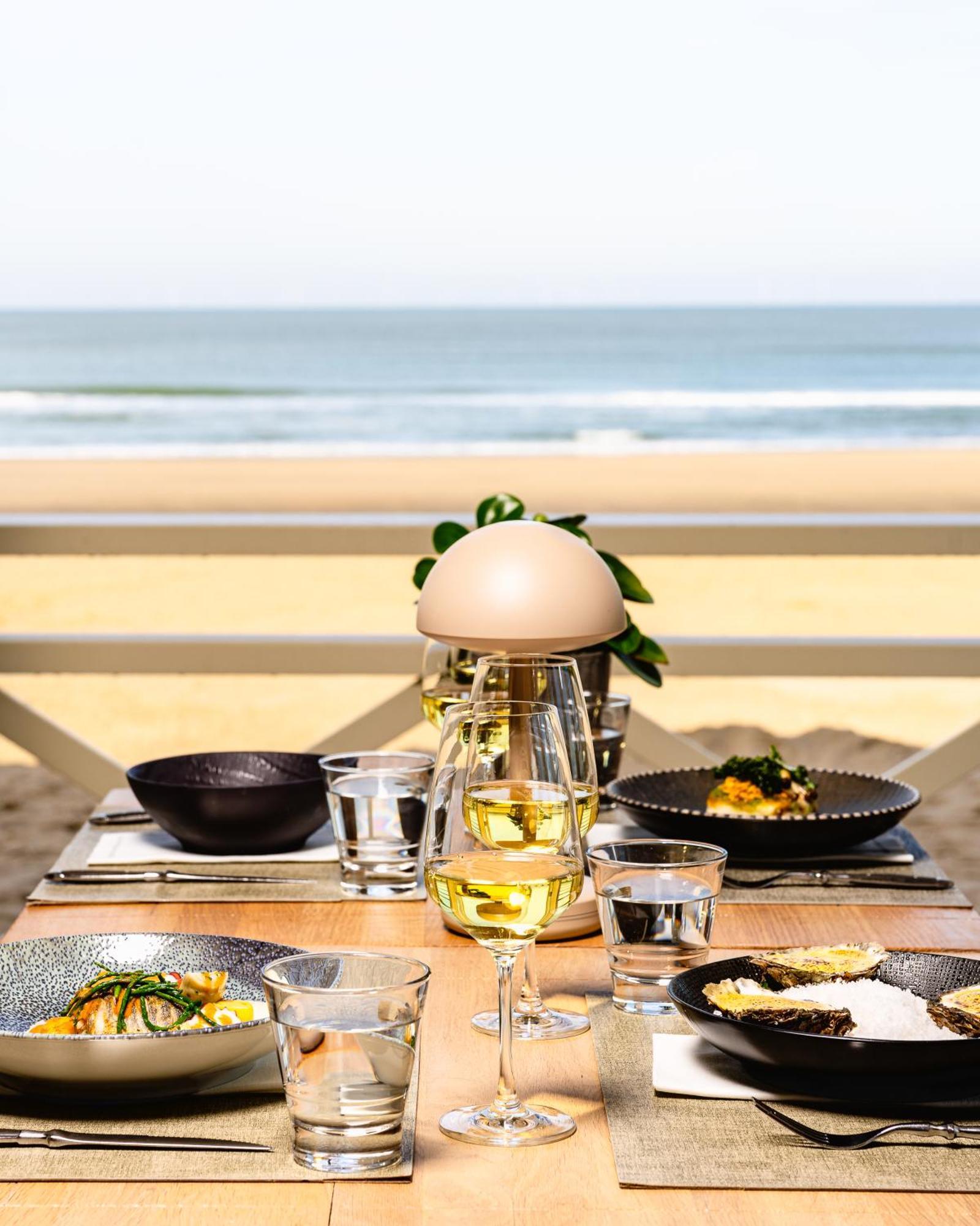 Grand Hotel Huis Ter Duin ノールトウェイク エクステリア 写真 A wine cooler